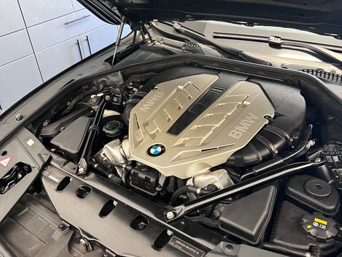 Used 2011 BMW 750i RWD image 8