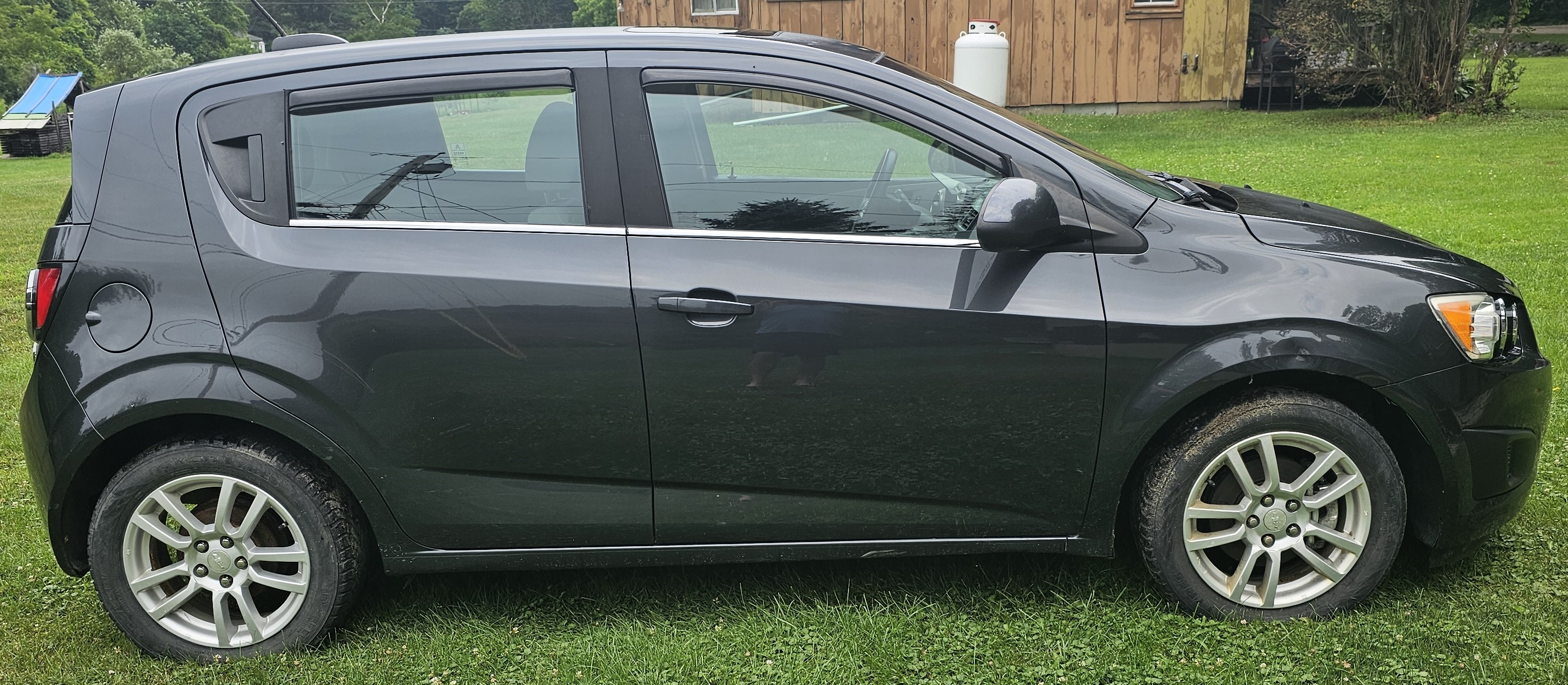 Used 2015 Chevrolet Sonic LT w/ Fun and Sun Package FWD image 4