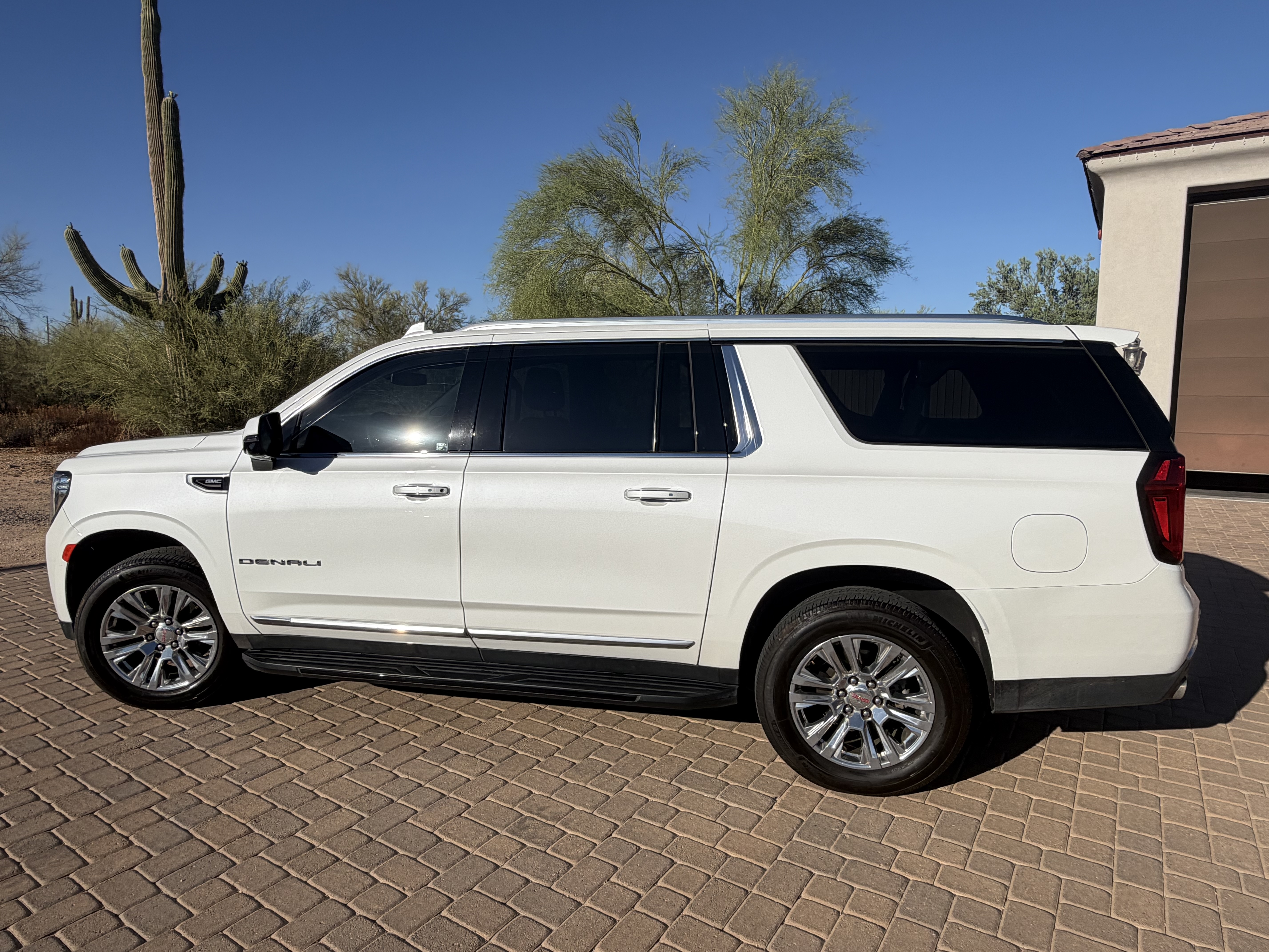 Used 2023 GMC Yukon XL Denali AWD/4WD image 2