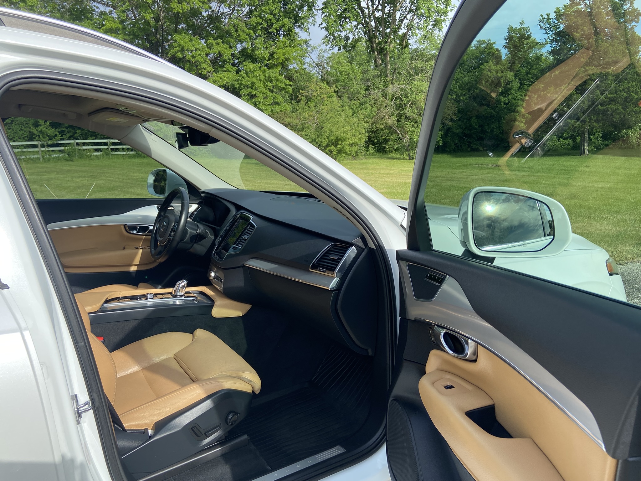 Used 2016 Volvo XC90 T8 Momentum w/ Vision Package AWD/4WD image 19