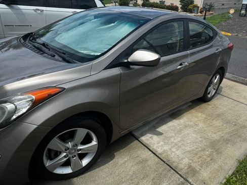 Used 2013 Hyundai Elantra GLS w/ Preferred Pkg FWD image 2