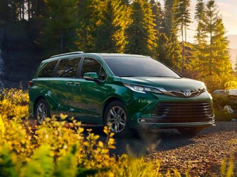 Used 2022 Toyota Sienna XLE image 2