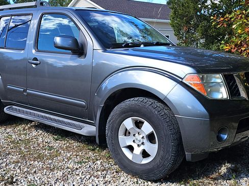 Used 2005 Nissan Pathfinder SE image 1