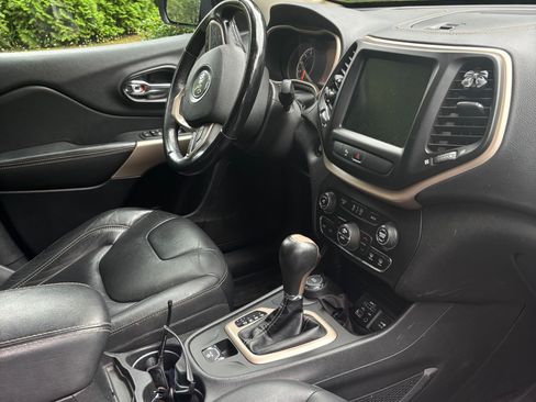 Used 2018 Jeep Cherokee Limited AWD/4WD image 6