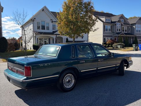 Used 1997 Lincoln Town Car Executive image 2