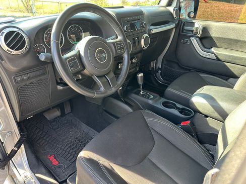 Used 2016 Jeep Wrangler Rubicon w/ Power Convenience Group image 6