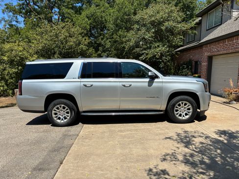 Used 2019 GMC Yukon XL SLT w/ Open Road Package AWD/4WD image 1