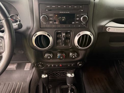 Used 2013 Jeep Wrangler Unlimited Sahara AWD/4WD image 10