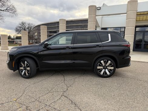 Used 2025 Mitsubishi Outlander SE image 10