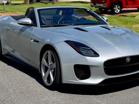 Used 2019 Jaguar F-TYPE R-Dynamic RWD image 9