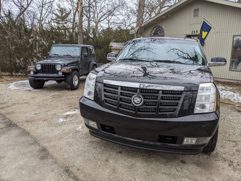 Used 2008 Cadillac Escalade ESV AWD image 2