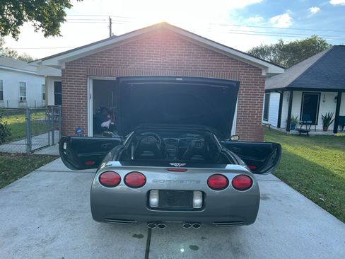 Used 2004 Chevrolet Corvette Coupe w/ Roof Package RWD image 6