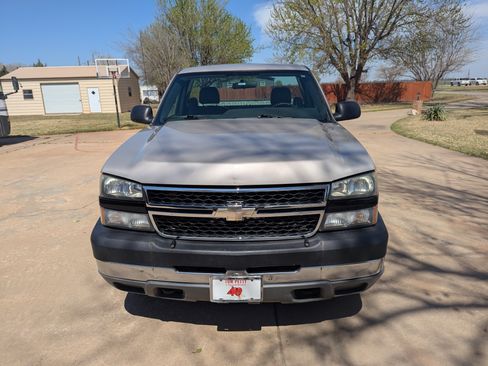 Used 2005 Chevrolet Silverado 2500 W/T w/ Heavy-Duty Power Package image 4