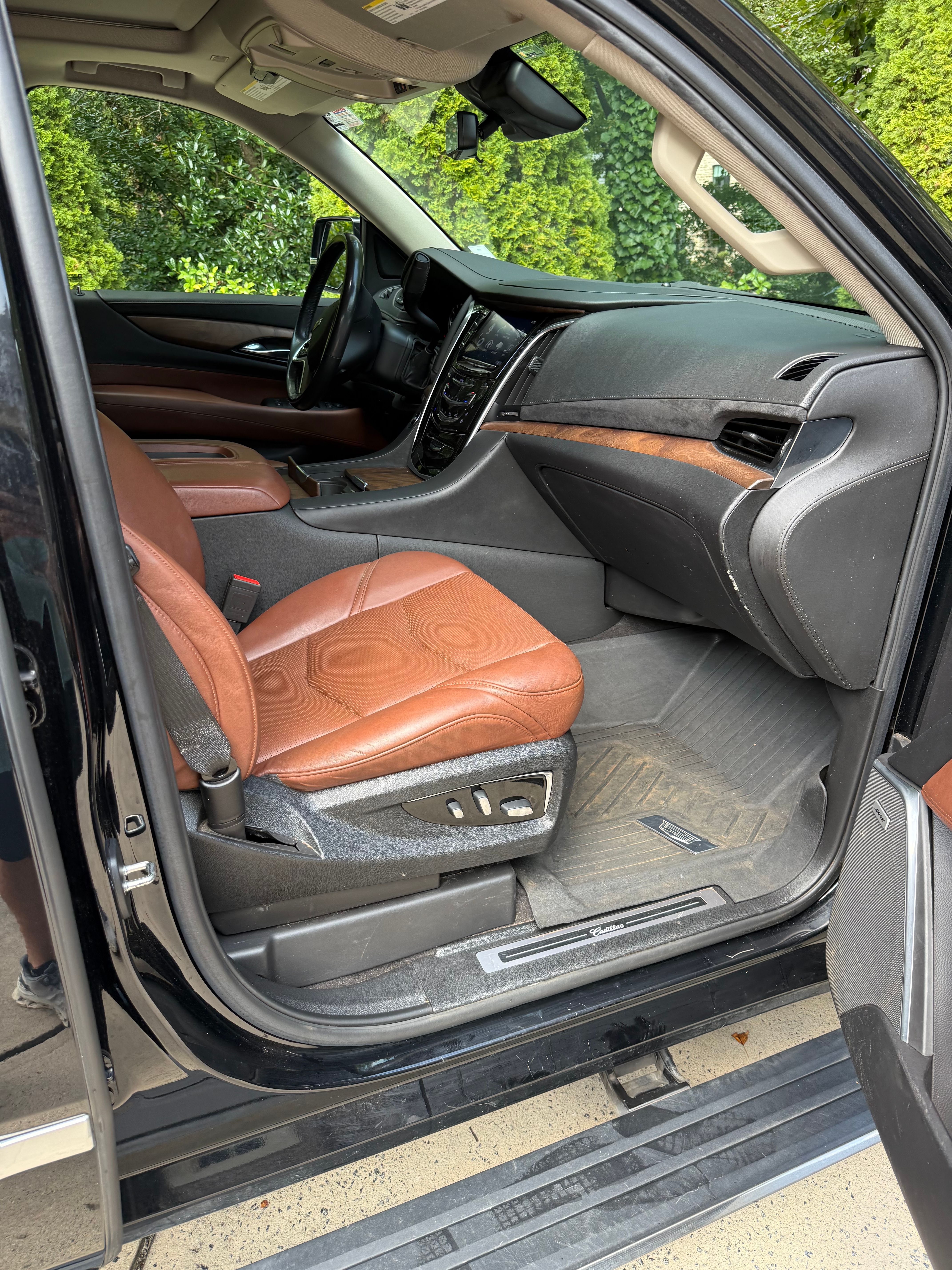 Used 2020 Cadillac Escalade Premium Luxury AWD/4WD image 11