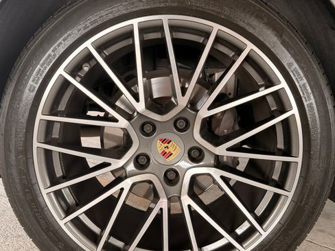 Used 2022 Porsche Cayenne AWD/4WD image 15