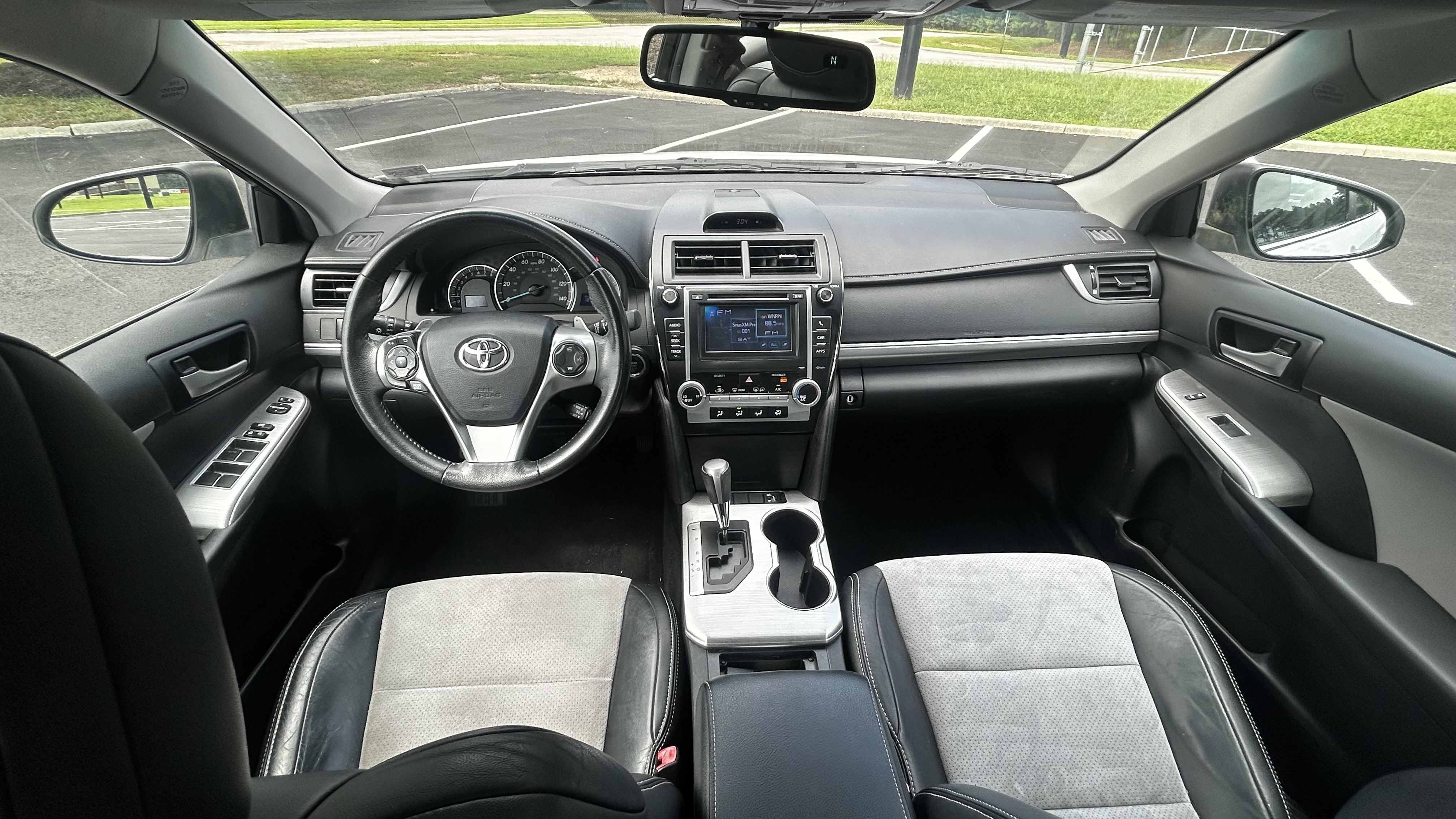 Used 2012 Toyota Camry SE w/ Leather Pkg FWD image 14