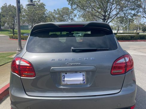 Used 2014 Porsche Cayenne Platinum Edition image 4
