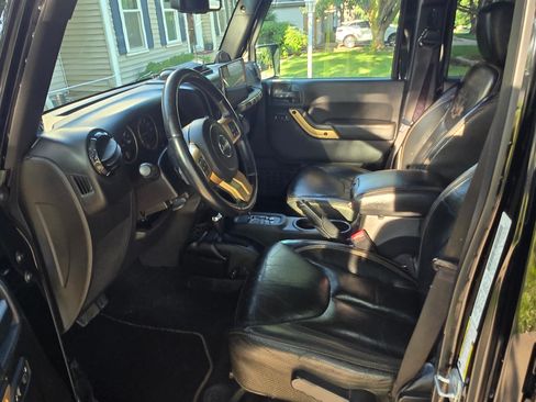 Used 2014 Jeep Wrangler Unlimited Sahara AWD/4WD image 8