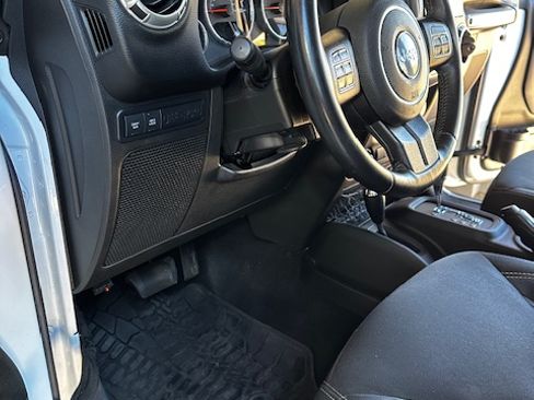 Used 2016 Jeep Wrangler Unlimited Rubicon w/ Connectivity Group AWD/4WD image 24