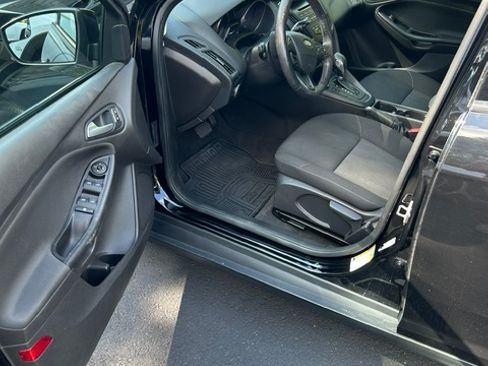 Used 2017 Ford Focus SE w/ Cold Weather Package FWD image 17