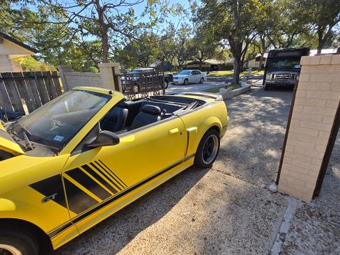 Used 2001 Ford Mustang GT Premium image 2