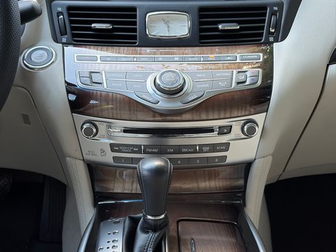 Used 2015 INFINITI Q70 L 5.6 w/ V8 Deluxe Technology Package RWD image 21