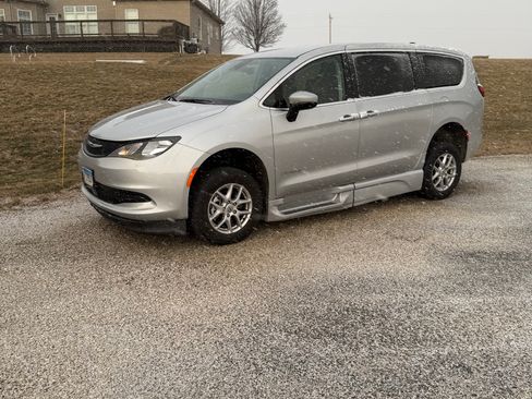 Used 2023 Chrysler Voyager LX image 2