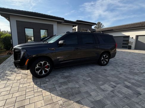 Used 2025 GMC Yukon XL AT4 Ultimate image 8