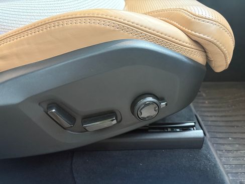 Used 2023 Volvo XC90 T8 Ultimate w/ Lounge Package image 25