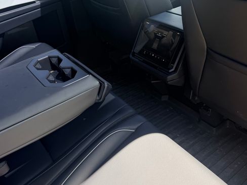 Used 2024 Tesla Cybertruck AWD Crew Cab image 8