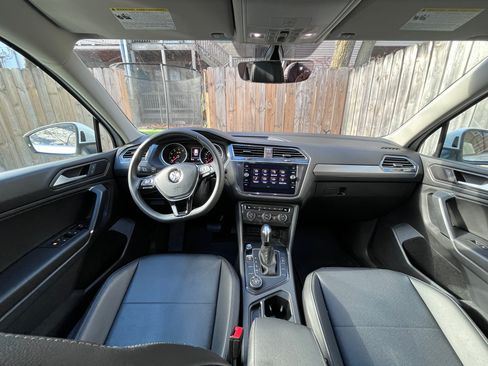 Used 2020 Volkswagen Tiguan SE w/ Panoramic Sunroof Package image 2