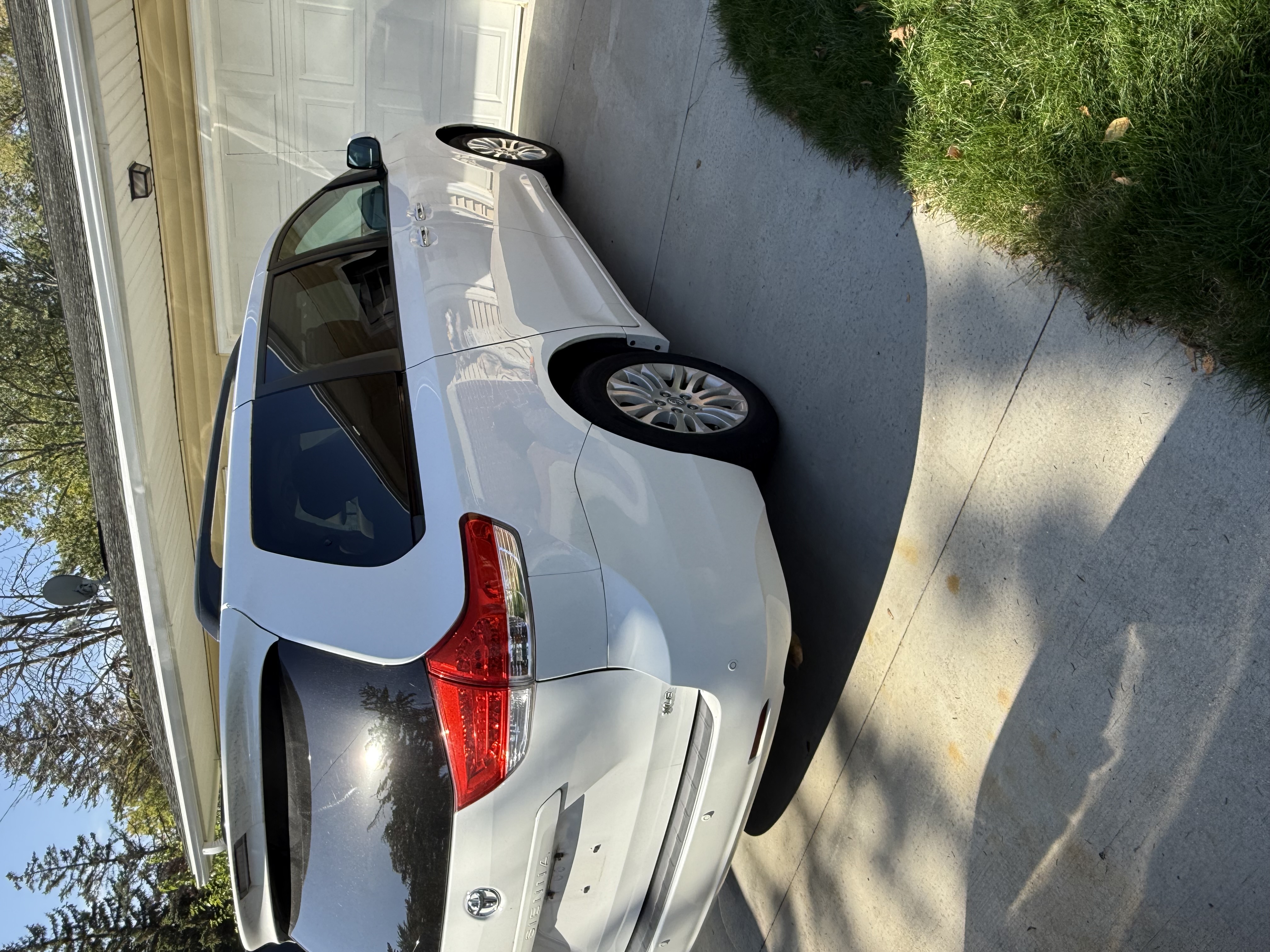 Used 2013 Toyota Sienna XLE FWD image 6
