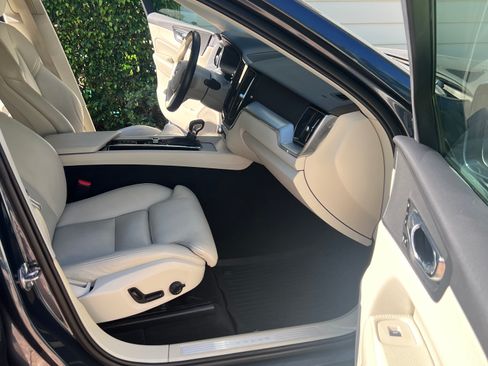 Used 2019 Volvo XC60 T5 Momentum w/ Premium Package image 6