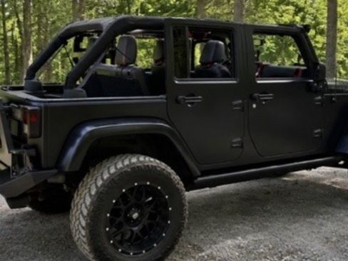 Used 2016 Jeep Wrangler Unlimited Sahara w/ Connectivity Group AWD/4WD image 8