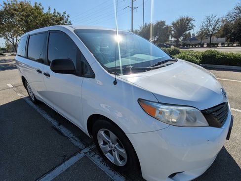 Used 2013 Toyota Sienna L w/ Towing Pkg image 1