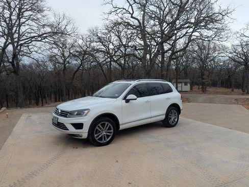Used 2016 Volkswagen Touareg Sport image 1