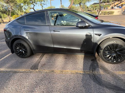 Used 2024 Tesla Model Y Long Range AWD/4WD image 2