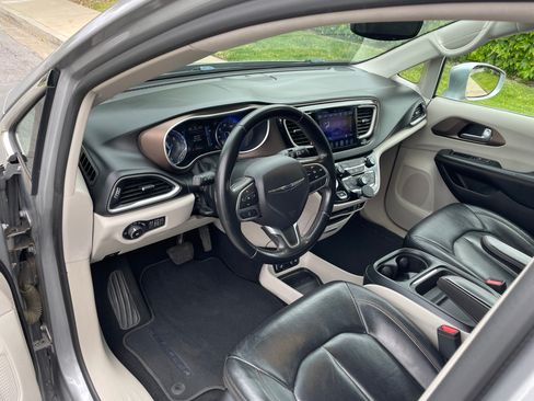 Used 2017 Chrysler Pacifica Touring-L FWD image 5