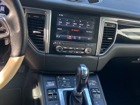 Used 2018 Porsche Macan S image 12