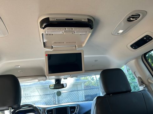 Used 2020 Chrysler Pacifica Touring-L FWD image 14