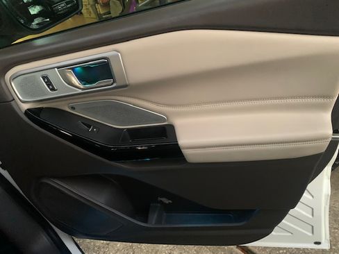 Used 2021 Ford Explorer Platinum w/ Equipment Group 601A image 9