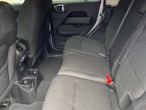 Used 2018 Jeep Wrangler Unlimited Sahara AWD/4WD image 26