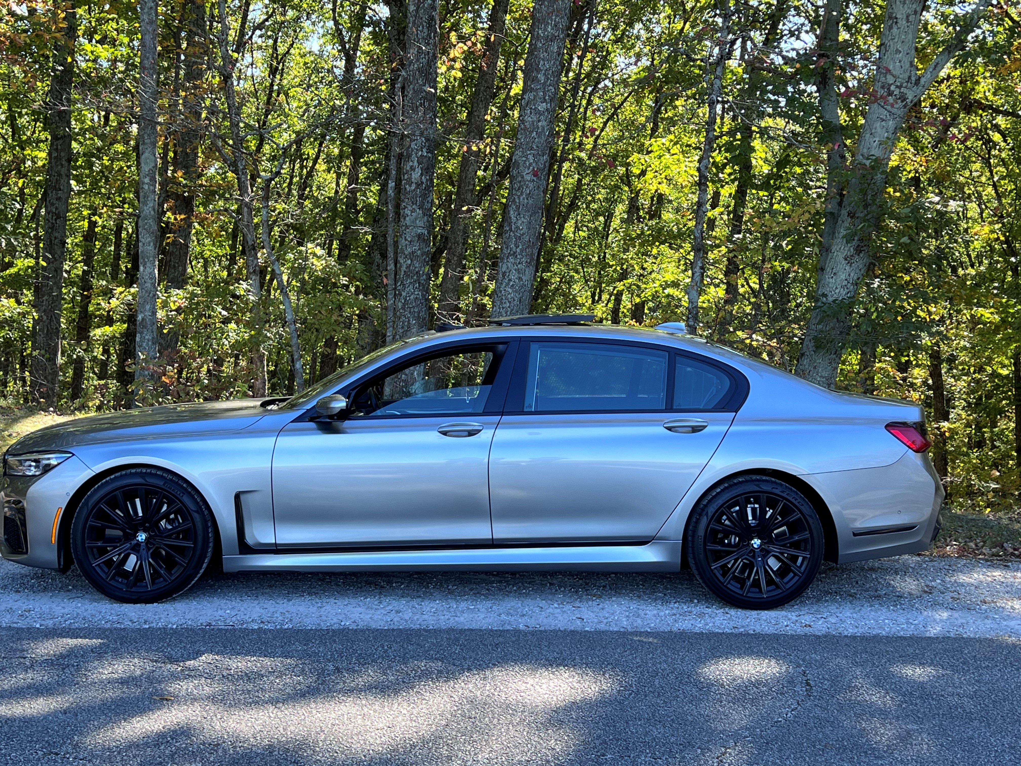 Used 2022 BMW 750i xDrive w/ Executive Package AWD/4WD image 2