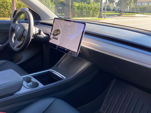 Used 2021 Tesla Model Y Long Range image 11