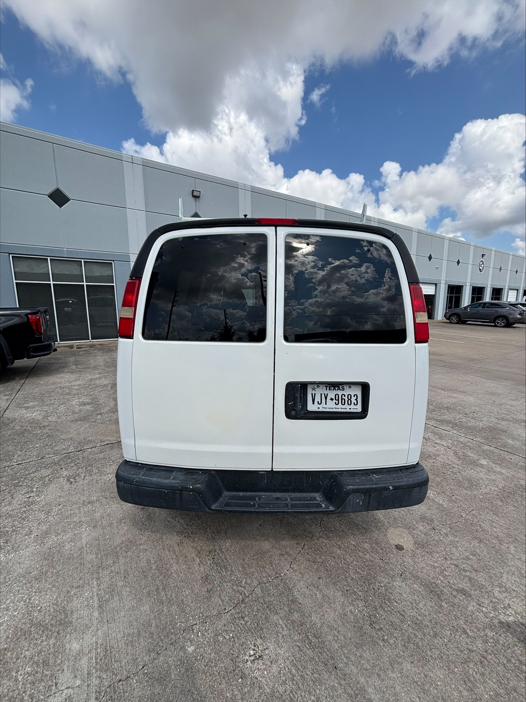 Used 2011 Chevrolet Express 2500 LS RWD image 2