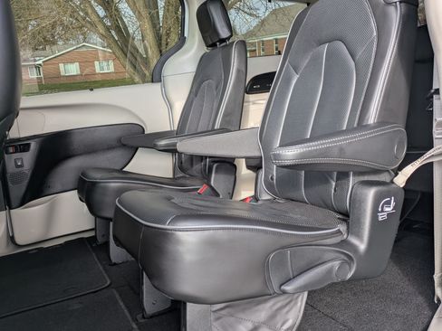 Used 2019 Chrysler Pacifica Limited image 13