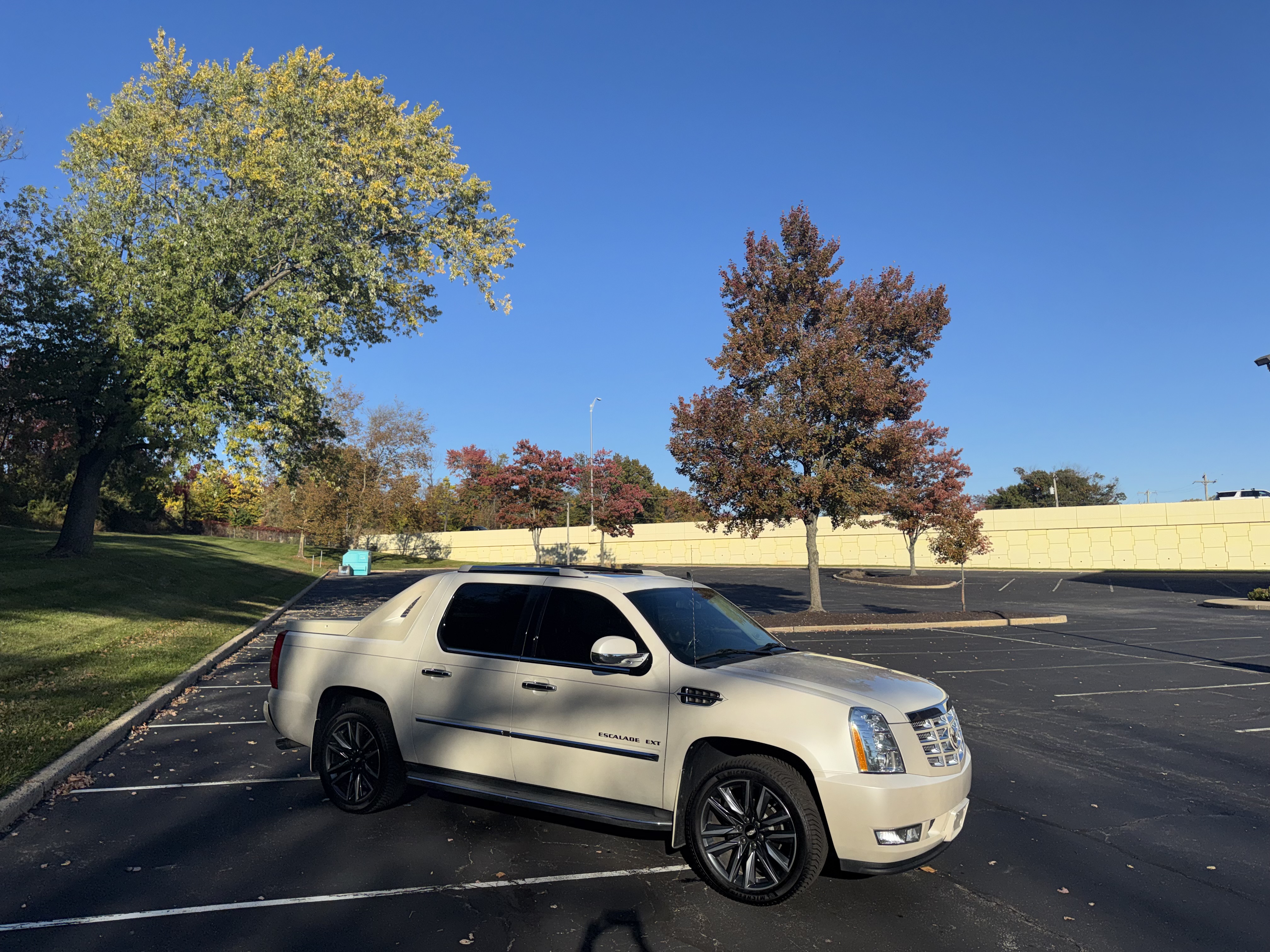 Used 2012 Cadillac Escalade EXT Luxury AWD/4WD image 6