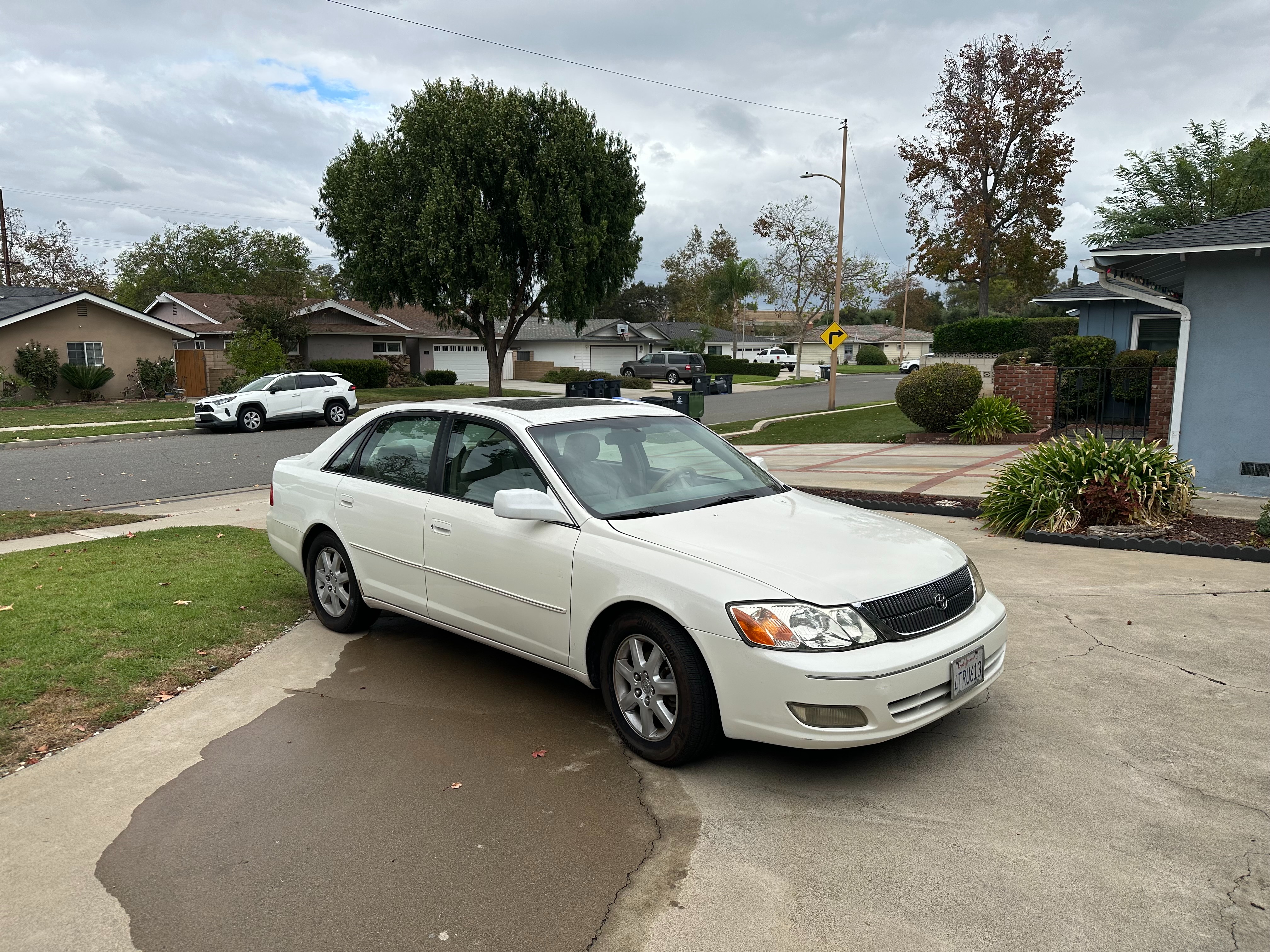 Used 2001 Toyota Avalon XLS FWD image 1