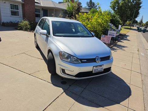 Used 2016 Volkswagen e-Golf SE w/ DC Fast Charging Package FWD image 11