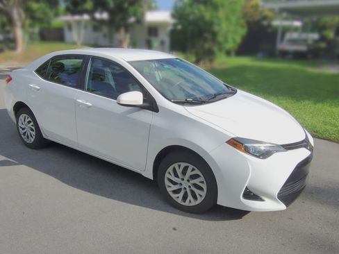 Used 2018 Toyota Corolla LE image 2